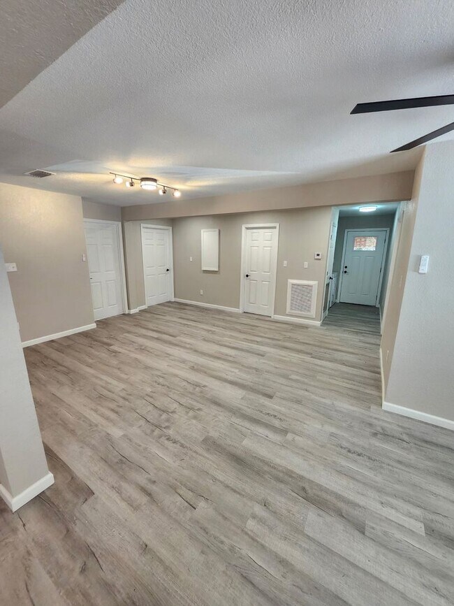 Building Photo - 509 Famcee Ave