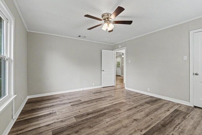 Building Photo - Cute & Clean Home with Large Fenced Yard Pet Friendly!