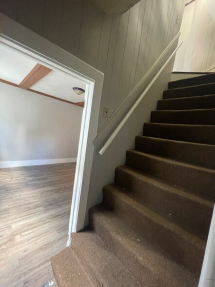 Building Photo - 1 Ware