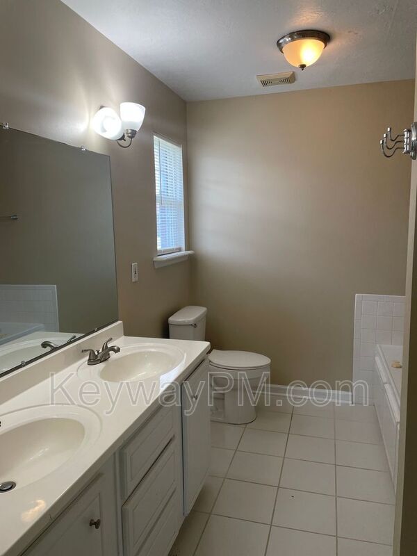 Building Photo - 221 Taylor Cir