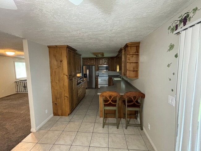 Building Photo - Nice and Spacious Orem Home