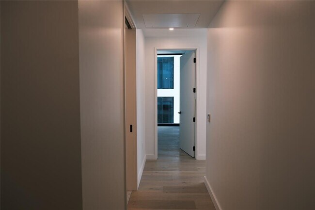 Building Photo - 610 Davis St