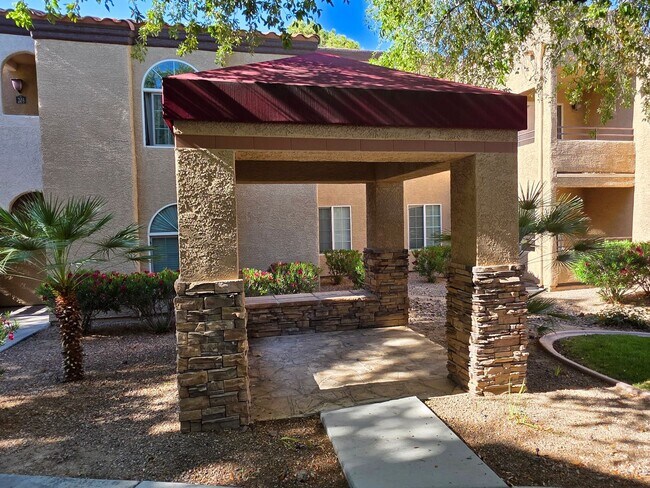Building Photo - Resort Style Condo At The Lakes