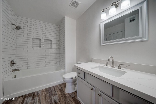 Building Photo - 9990 N Scottsdale Rd