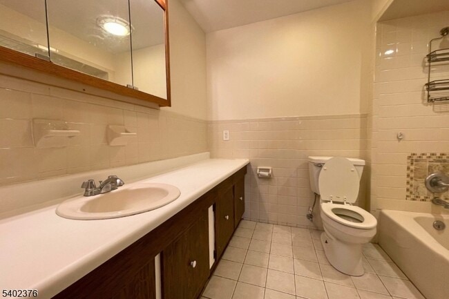 Building Photo - 306 Lake Shore S