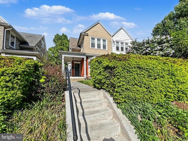 Building Photo - 1039 Rees Ave