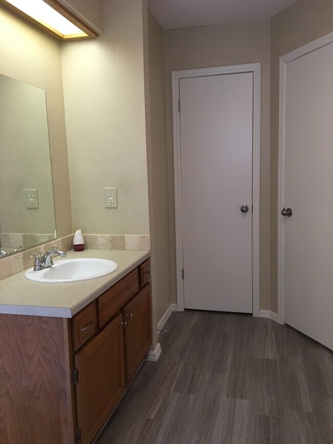 Building Photo - 3 Bed/2 Bath Home with Additional Space -- Available After August 10, 2026