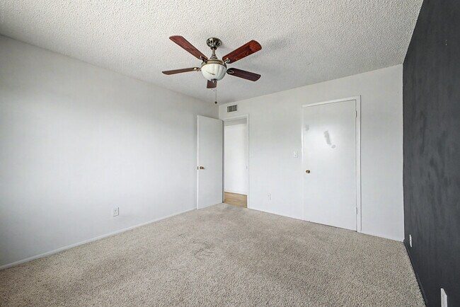 Building Photo - 3922 E Sahuaro Dr