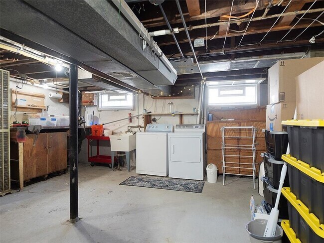 Building Photo - 92 Veness Ave