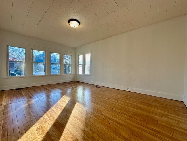 Building Photo - Gorgeous 5 bedroom home in Minneapolis!