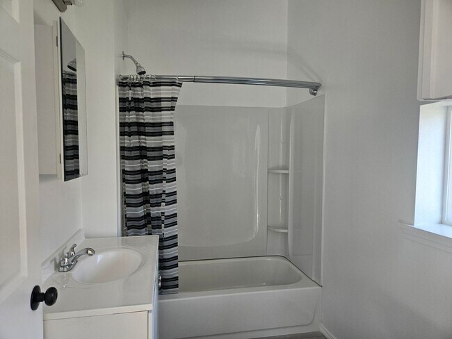 Building Photo - 703
