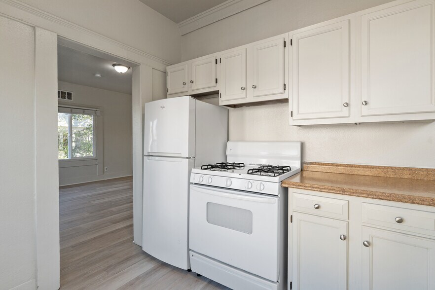 Building Photo - 537 33rd St