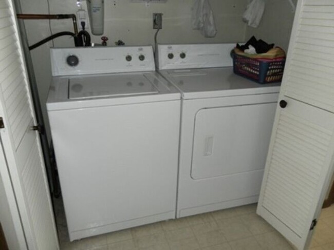 Building Photo - $1,100 | 2 Bedroom, 1 Bathroom Condo | Cat...