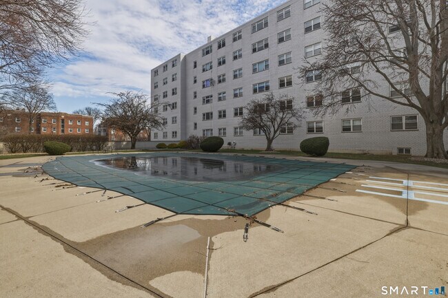 Building Photo - 889 Farmington Ave