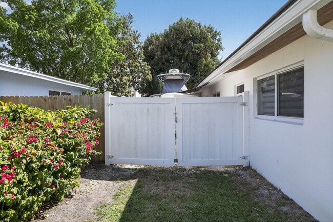 Building Photo - 976 SW 11th St