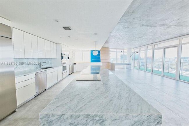 Building Photo - 3250 NE 1st Ave