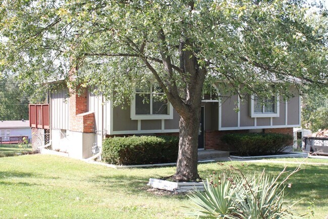 Building Photo - AVAILABLE NOW! Beautiful 3 Bedroom Home in...