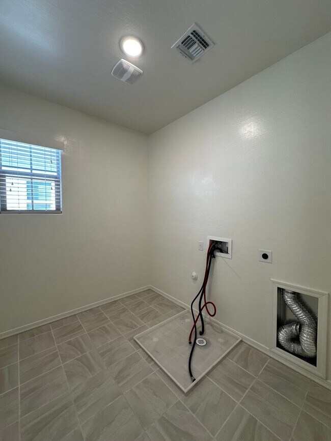 Building Photo - RECKER AND RAY MOVE IN READY 4 BEDROOM 2.5 BATHROOM HOME PERFECTLY LOCATED