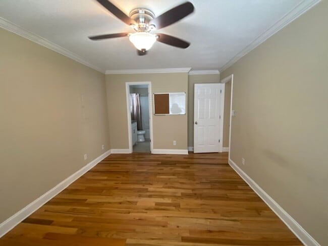Building Photo - **MOVE IN SPECIAL, 1/2 OFF FIRST MONTHS RENT** Updated 3 bed 2 bath house