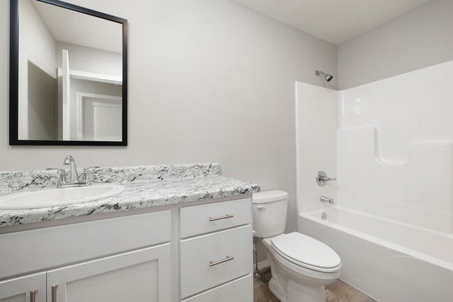 Building Photo - 3 bedroom duplex-Westbury Gardens!