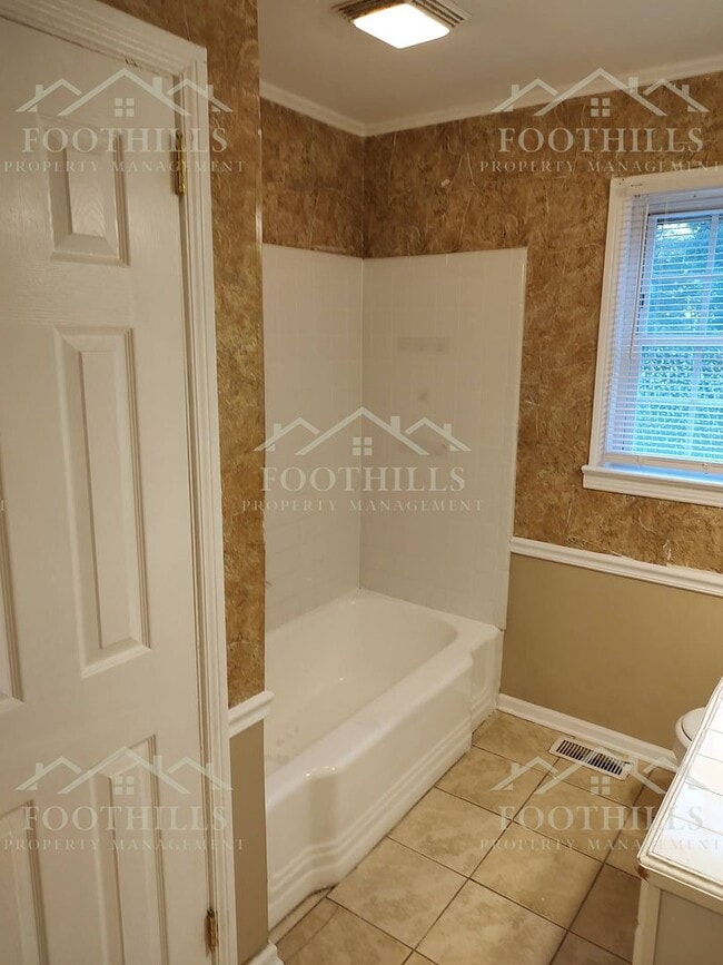 Building Photo - 3-Bed Ranch with Spacious Yard and Modern ...