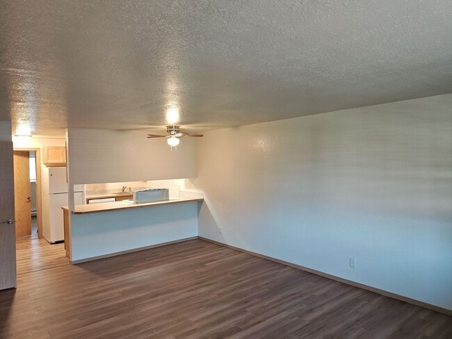 Building Photo - Ground Floor - Corner Unit! Newly Renovated!