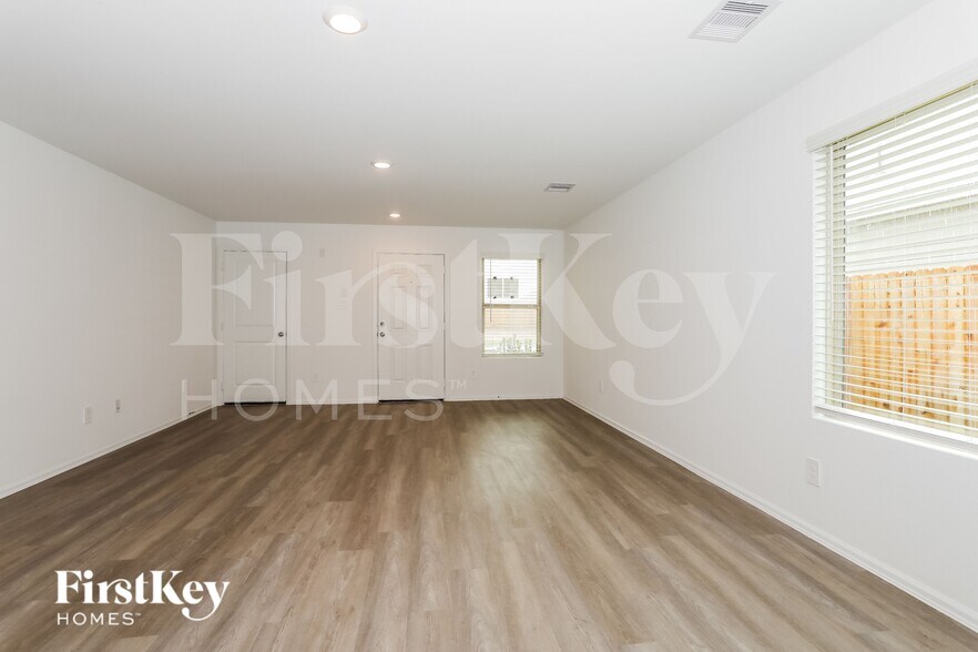 Building Photo - 423 Jewett Meadow Dr