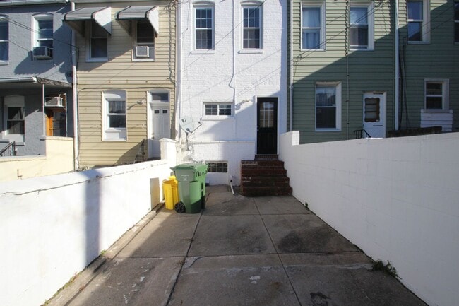 Building Photo - Gorgeous 2bd/1.5 ba Canton townhome. OSP, CAC, W/D and more! Available 3/13