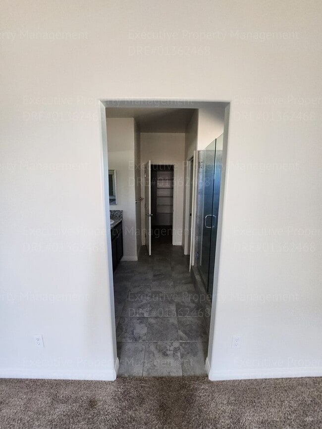 Building Photo - 3 bedroom/ 2 bathroom home located in a cu...