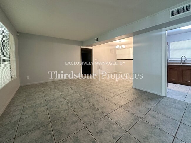 Building Photo - 1038 La Marche Dr