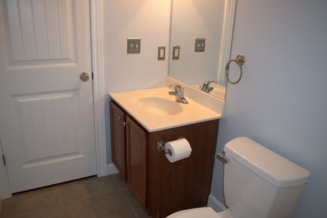 Building Photo - Large 2 Bed 2 Bath House With Lawncare Provided!