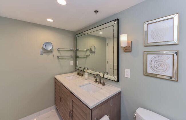 Building Photo - 275 Palm Ave