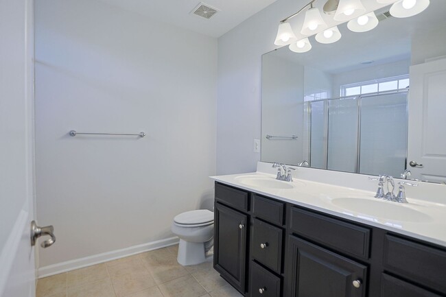 Building Photo - Move-in ready Townhome in Wenworth Green C...