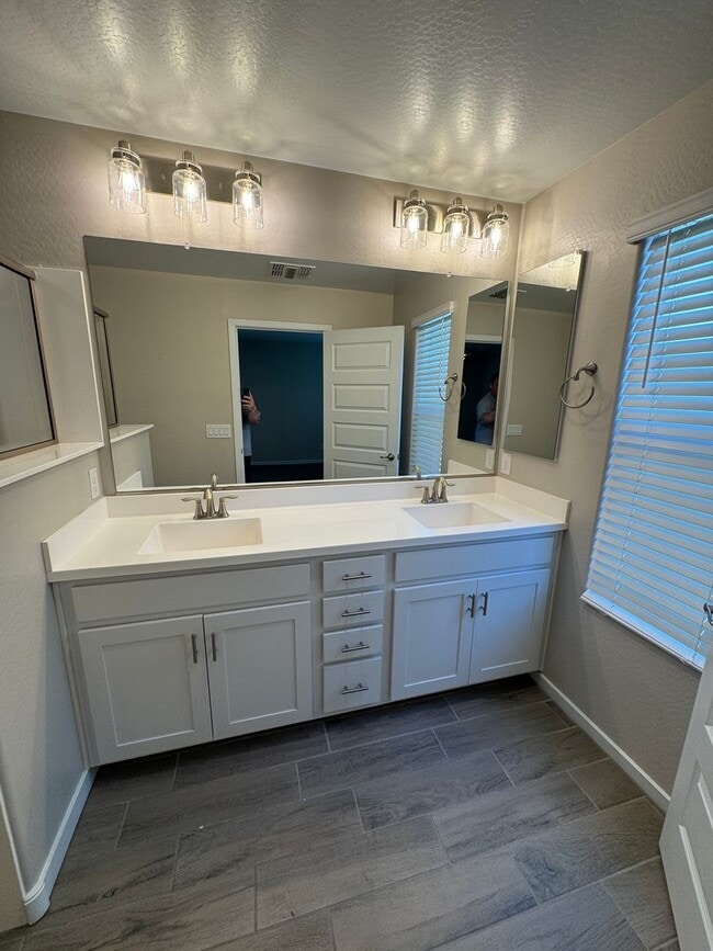 Building Photo - Unique opportunity! Rent a townhouse in a ...
