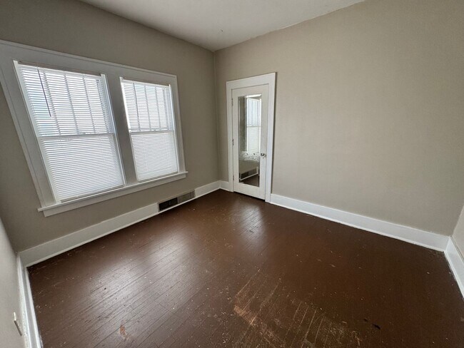 Building Photo - 2 bedroom 1 bath home in Rock Island