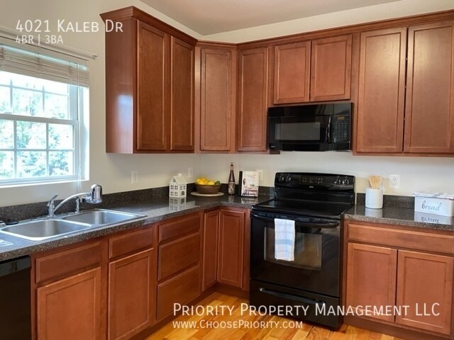 Building Photo - Gorgeous Home in Madison Village