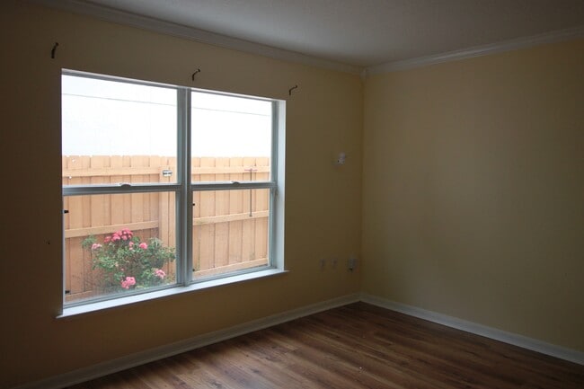 Building Photo - 116 King Arthur Ct