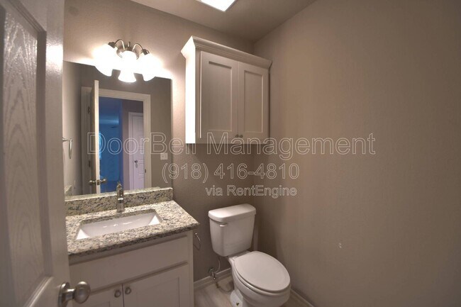 Building Photo - 512 S Haynie St