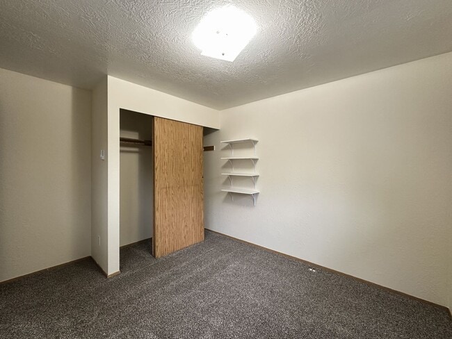 Building Photo - Charming 3-Bed Townhouse in Quiet Neighborhood Across from Park!