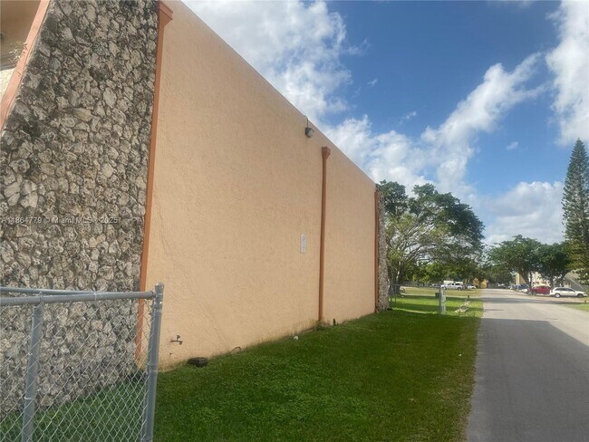 Building Photo - 400 NE 18th Ave