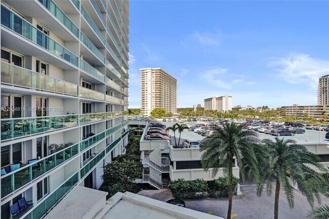 Building Photo - 100 Bayview Dr