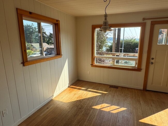 Building Photo - 3 Bed, 2 Bath in Anacortes WATER VIEW