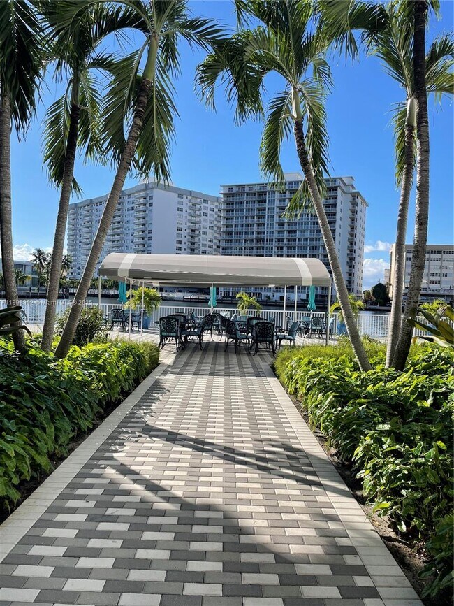 Building Photo - 1913 S Ocean Dr