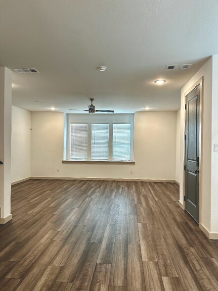 Building Photo - 691 Vista Oaks Rd