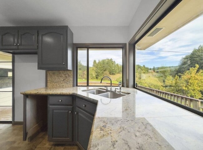 Building Photo - Spacious 4-Bedroom Home with Stunning Hilltop Views in Fortuna, CA