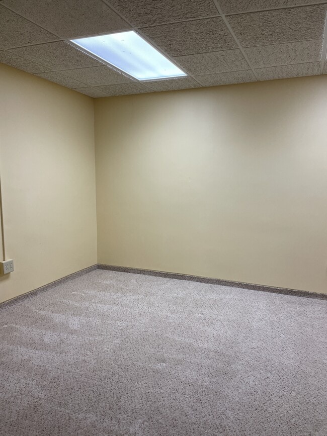 Building Photo - 115 E Broadway St