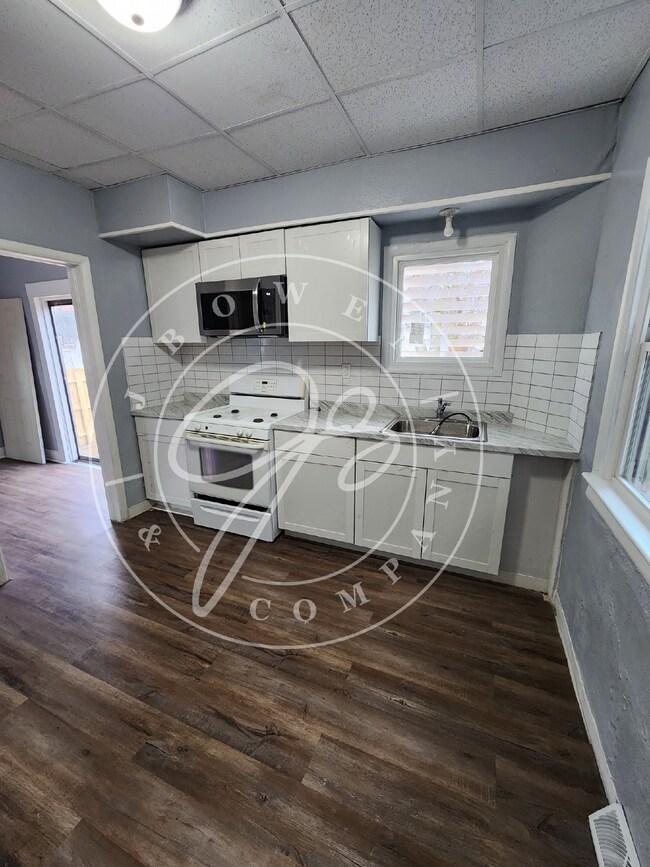 Building Photo - 3 bed 1 bath with lots of space!
