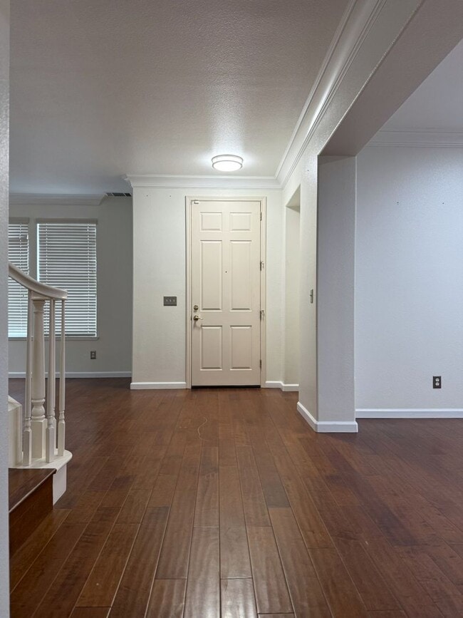 Building Photo - Lovely 5/3 with a desirable downstairs bedroom.