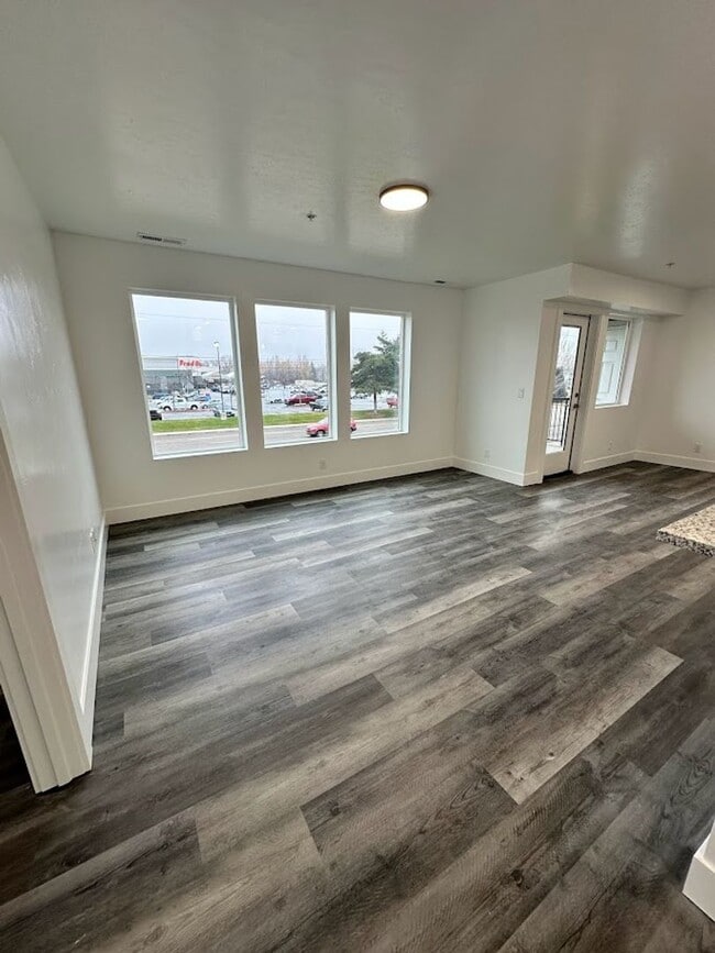 Building Photo - 1553 Clear Creek Dr