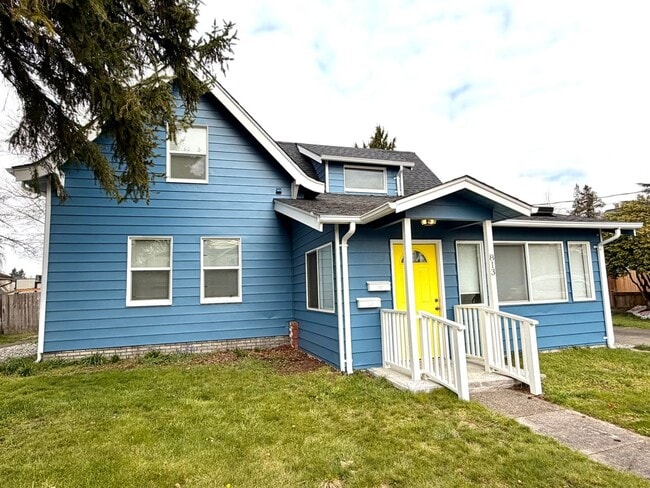 Building Photo - Rare Find! Private Yard + Firepit | Upstairs 1BR with Separate Entrance